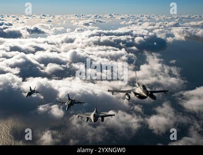 Gli F/A-18 Super Hornets della US Navy e dell'Hellenic Air Force gli F-16 volano in formazione. Foto Stock