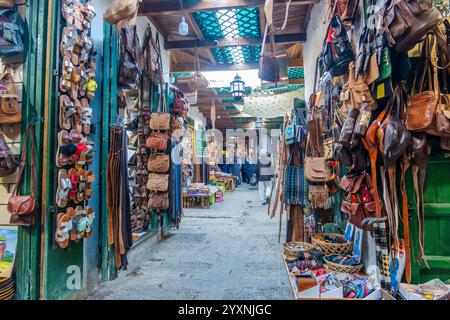 Mercato nella medina storica, pieno di souvenir, borse di pelle, pezzi di metallo, Tetouan, Marocco, Nord Africa Foto Stock