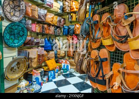 Mercato nella medina storica, pieno di souvenir, borse di pelle, pezzi di metallo, Tetouan, Marocco, Nord Africa Foto Stock