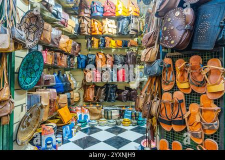 Mercato nella medina storica, pieno di souvenir, borse di pelle, pezzi di metallo, Tetouan, Marocco, Nord Africa Foto Stock