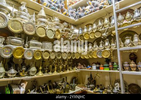 Mercato nella medina storica, pieno di souvenir, borse di pelle, pezzi di metallo, Tetouan, Marocco, Nord Africa Foto Stock