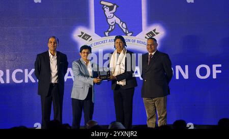 Kolkata, India. 17 dicembre 2024. Snehasish Ganguly, presidente CAB felicities to India Women Cricketer Jhulan Goswami durante l'annuncio della Cricket Association of Bengal (CAB) e onorato con uno stand First Indian Woman Cricketer Name First Indian Woman presso l'iconico stadio di cricket Eden Gardens a Kolkata, India, il 17 dicembre 2024. Foto di Debajyoti Chakraborty. (Foto: Debajyoti Chakraborty/News Images) credito: News Images Ltd/Alamy Live News Foto Stock