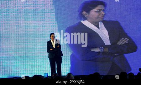 Kolkata, India. 17 dicembre 2024. Indian Women Cricketer Jhulan Goswami durante l'annuncio della Cricket Association of Bengal (CAB) e onorato con uno stand First Indian Woman Cricketer Name First Indian Woman presso l'iconico stadio di cricket Eden Gardens a Kolkata, India, il 17 dicembre 2024. Foto di Debajyoti Chakraborty. (Foto: Debajyoti Chakraborty/News Images) credito: News Images Ltd/Alamy Live News Foto Stock