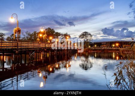 Splendido paesaggio del lago presso la Graduation Tower a Ciechocinek, Polonia Foto Stock