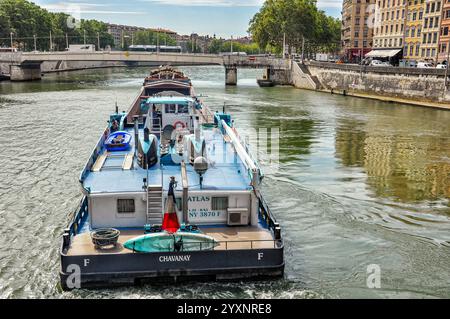 Maestoso commercio fluviale: Grandi chiatte sul Saône a Lione Foto Stock