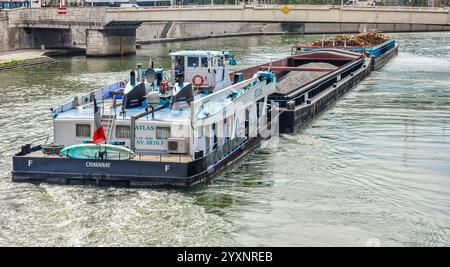 Maestoso commercio fluviale: Grandi chiatte sul Saône a Lione Foto Stock