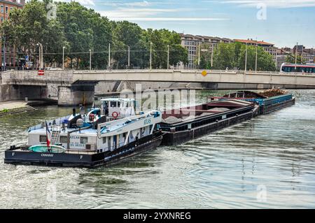 Maestoso commercio fluviale: Grandi chiatte sul Saône a Lione Foto Stock