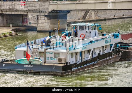 Maestoso commercio fluviale: Grandi chiatte sul Saône a Lione Foto Stock