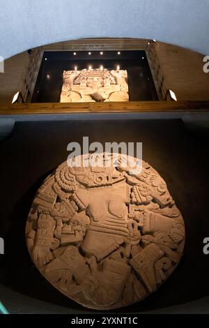 Città del Messico, Messico 12 novembre 2024: Vista dei due pezzi più importanti del Templo Mayor Museum che rappresentano le dee Coyolxauhqui e T. Foto Stock