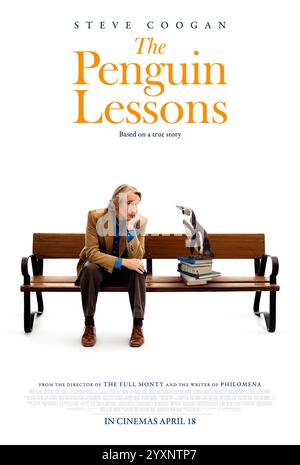 The Penguin Lessons (2024) diretto da Peter Cattaneo e interpretato da Steve Coogan, Jonathan Pryce e Björn Gustafsson. Basato su una storia vera su un insegnante disilluso che forma un improbabile legame con un pinguino, portando a lezioni che cambiano la vita. Regno Unito SOLO PER USO EDITORIALE con poster a un foglio. Credito: BFA / Lionsgate Foto Stock
