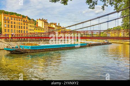 Maestoso commercio fluviale: Grandi chiatte sul Saône a Lione Foto Stock