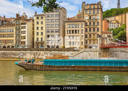 Maestoso commercio fluviale: Grandi chiatte sul Saône a Lione Foto Stock