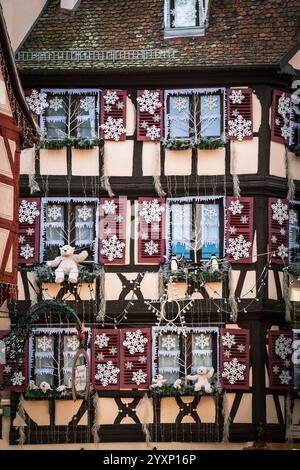 Colmar, Alsazia, Francia - 6 dicembre 2024: Decorazioni natalizie e case in legno a Colmar Francia, primo piano Foto Stock