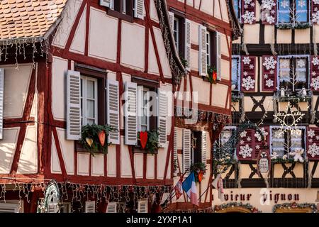 Colmar, Alsazia, Francia - 6 dicembre 2024: Decorazioni natalizie e case in legno a Colmar Francia, primo piano Foto Stock