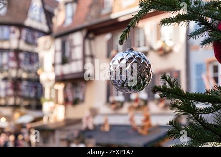 Ornamento con palla di Natale in argento con Colmar France sfocato sullo sfondo con case in legno Foto Stock