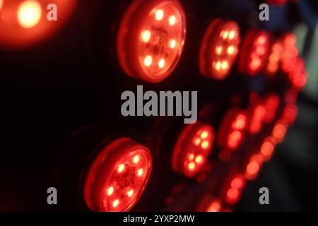 Un primo piano di una fila di luci rosse. Le luci sono accese e disposte in fila Foto Stock