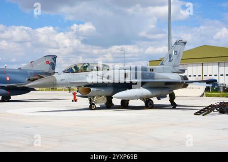 Pakistan Air Force F-16D Block 52 sulla rampa della base aerea di Konya, Turchia. Foto Stock