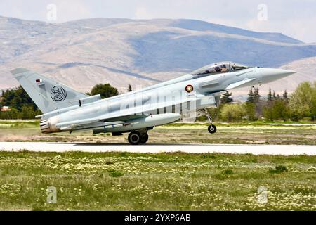 Qatar Emiri Air Force EF2000 Typhoon atterra alla base aerea di Konya, Turchia. Foto Stock