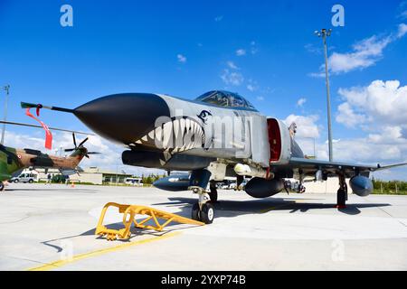 Turkish Air Force F-4E 2020 Terminator sulla rampa della base aerea di Konya, Turchia. Foto Stock