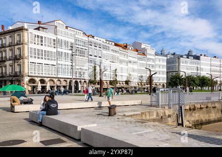 A Coruna, Spagna, edifici con facciata in vetro e balconi, Avenida da Marina, conosciuta anche come la città di cristallo, la Coruna, Galizia Foto Stock