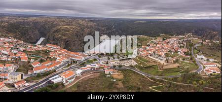 Vista aerea della città, Miranda do Douro, Trás-os-Montes e alto Douro, Portogallo Foto Stock