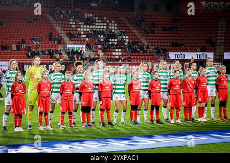 Enschede, Paesi Bassi. 17 dicembre 2024. ENSCHEDE, PAESI BASSI - 17 DICEMBRE: Formazione del Celtic prima della partita di UEFA Women's Champions League - gruppo B tra FC Twente e Celtic al De Grolsch veste il 17 dicembre 2024 a Enschede, Paesi Bassi. (Foto di Broer van den Boom/Orange Pictures) credito: Orange Pics BV/Alamy Live News Foto Stock