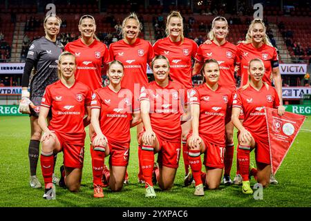 Enschede, Paesi Bassi. 17 dicembre 2024. ENSCHEDE, PAESI BASSI - 17 DICEMBRE: Foto della squadra del FC Twente prima della partita UEFA Women's Champions League - gruppo B tra FC Twente e Celtic al De Grolsch veste il 17 dicembre 2024 a Enschede, Paesi Bassi. (Foto di Broer van den Boom/Orange Pictures) credito: Orange Pics BV/Alamy Live News Foto Stock