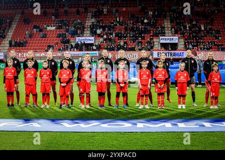 Enschede, Paesi Bassi. 17 dicembre 2024. ENSCHEDE, PAESI BASSI - 17 DICEMBRE: Formazione del FC Twente prima della partita di UEFA Women's Champions League - gruppo B tra FC Twente e Celtic al De Grolsch veste il 17 dicembre 2024 a Enschede, Paesi Bassi. (Foto di Broer van den Boom/Orange Pictures) credito: Orange Pics BV/Alamy Live News Foto Stock