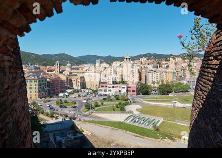 Savona, Italia - 17 dicembre 2024: Vista panoramica della storica torre dell'orologio di Savona, dell'architettura e delle montagne circostanti, che rappresentano la sua italiana Foto Stock