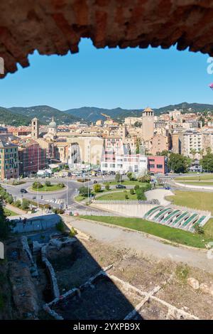 Savona, Italia - 17 dicembre 2024: Paesaggio urbano storico con architettura tradizionale e sfondo montano, che mette in risalto il patrimonio italiano, il cha culturale Foto Stock