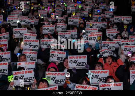 Seoul, Corea del Sud. 17 dicembre 2024. I manifestanti ondeggiano la luce K-pop con cartelli che recano "arresto immediato" durante una manifestazione che chiede l'arresto, del presidente sudcoreano Yoon Suk Yeol, accusato nel centro di Seoul. (Foto di Kim Jae-Hwan/SOPA Images/Sipa USA) credito: SIPA USA/Alamy Live News Foto Stock