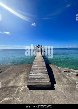 Gazebo alla fine di un molo vuoto sull'isola di Roatan, Honduras. Foto Stock