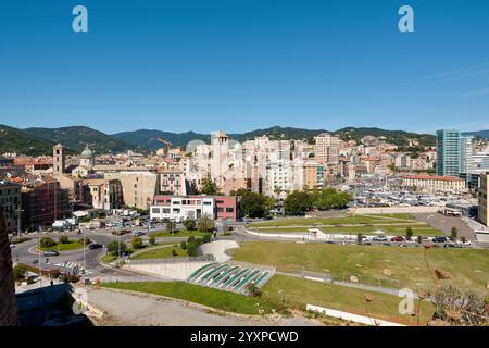 Savona. Italia - 17 dicembre 2024: Paesaggio panoramico di Savona, Italia, caratterizzato da architettura storica, una torre dell'orologio centrale e bocce circostanti Foto Stock