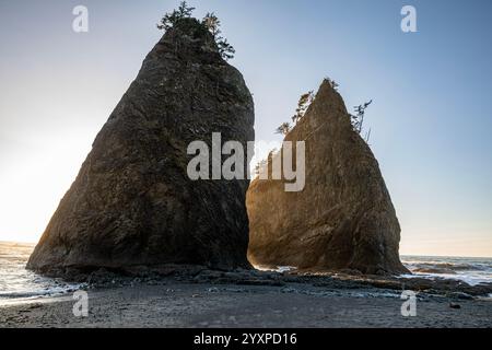 WA25969-00...WASHINGTON - tramonto del sole tra due fondali sulla costa del Pacifico a Rialto Beach nell'Olympic National Park. Foto Stock