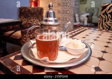 tè alla menta marocchino con teiera e zucchero in un riad a marrakech, marocco Foto Stock