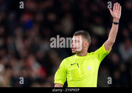 Eindhoven, Paesi Bassi. 17 dicembre 2024. EINDHOVEN, PAESI BASSI - 17 DICEMBRE: Arbitro Erwin Blank durante il secondo turno della Coppa olandese TOTO KNVB tra PSV e Koninklijke HFC al Philips Stadion il 17 dicembre 2024 a Eindhoven, Paesi Bassi. (Foto di Joris Verwijst/Orange Pictures) credito: Orange Pics BV/Alamy Live News Foto Stock