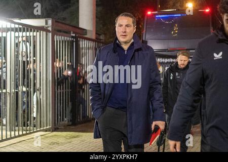 Maastricht, Paesi Bassi. 17 dicembre 2024. MAASTRICHT, 17-12-2024, Stadio De Geusselt, Dutch KNVB beker, stagione calcistica 2024/2025, MVV - Feyenoord (coppa). L'allenatore del Feyenoord Brian Priske arriva allo stadio prima della partita MVV - Feyenoord (coppa) credito: Pro Shots/Alamy Live News Foto Stock