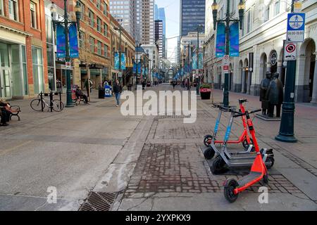 Calgary Canada - 29 dicembre 2023 - strada commerciale nel centro di Calgary (8 Ave SW) Foto Stock