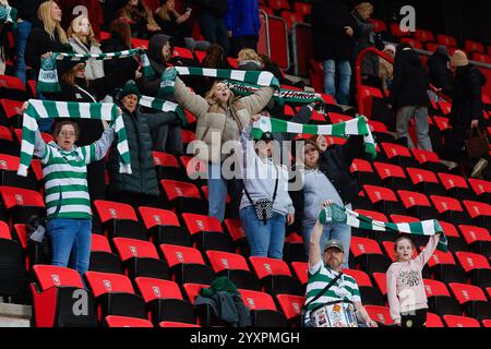 Enschede, Paesi Bassi. 17 dicembre 2024. ENSCHEDE, Stadium De Grolsch veste, 17-12-2024, stagione 2024/2025, UEFA Champions League femminile. Durante la partita Twente - Celtic (donne), tifosi Celtic Credit: Pro Shots/Alamy Live News Foto Stock