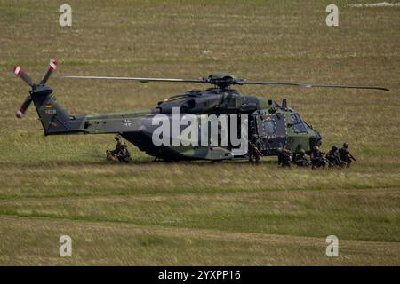 Soldati delle forze speciali e un elicottero NH90 dell'esercito tedesco Foto Stock