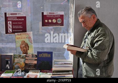 Tijuana, bassa California, Messico. 16 dicembre 2024. Juan Ramon Sotomayor si interessò alla sezione del libro di miglioramento personale alla fiera occasionale "Antiguo" del negozio di libri usati presso la stazione degli autobus di Revolution Avenue del Tijuana Comprehensive Transportation System (STT) a Tijuana, Messico, lunedì 16 dicembre 2024. René Castillo di The Graphographer: Books & coffee shop e organizzatore della fiera del libro ha sottolineato che la fiera stava prendendo e intervenendo in spazi pubblici come la stazione degli autobus non così utilizzata, per avvicinare i libri alle persone e fermentare una cultura di lettura del libro e di lettura Foto Stock