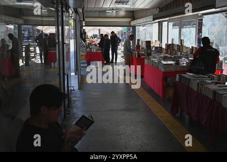 Tijuana, bassa California, Messico. 16 dicembre 2024. La fiera "Antiguo", occasionalmente usata, si trova presso la stazione degli autobus di Revolution Avenue del Tijuana Comprehensive Transportation System (STT) a Tijuana, Messico, lunedì 16 dicembre 2024, e continuerà fino al fine settimana. René Castillo di The Graphographer: Books & coffee shop e organizzatore della fiera del libro ha sottolineato che la fiera stava prendendo e intervenendo in spazi pubblici come la stazione degli autobus non così utilizzata, per avvicinare i libri alle persone e fermentare una cultura di lettura e apprezzamento del libro, che è stata contemplata in collaborazione Foto Stock