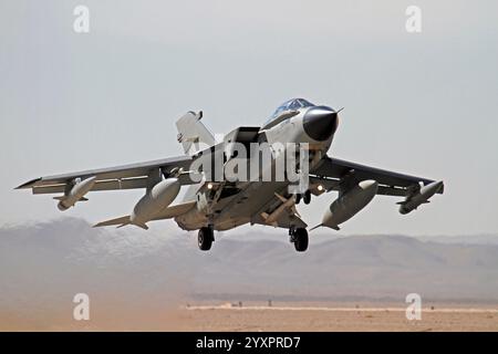 Tornado dell'Aeronautica militare in decollo dalla base aerea di Ovda, Israele Foto Stock