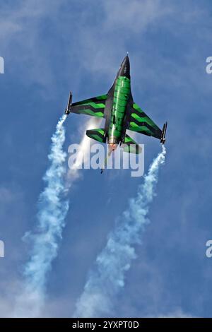 Il Dream Viper F-16 della Belgain Air Force eseguì una manovra. Foto Stock