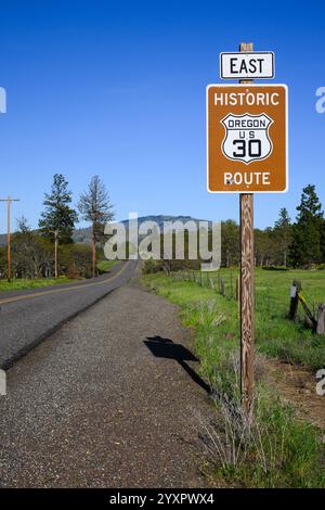 Moiser, OREGON, USA - 22 aprile 2024; segui le indicazioni per la storica Route US Oregon 30 direzione est lungo la strada Foto Stock