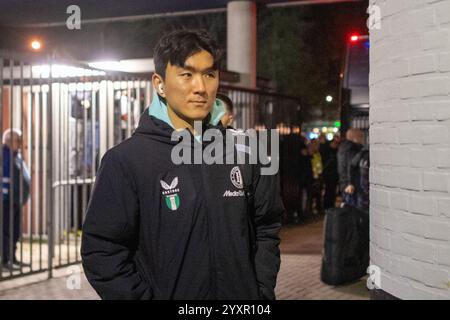 Maastricht, Paesi Bassi. 17 dicembre 2024. MAASTRICHT, 17-12-2024, Stadio De Geusselt, Dutch KNVB beker, stagione calcistica 2024/2025, MVV - Feyenoord (coppa). Inbeom Hwang, giocatore del Feyenoord in arrivo allo stadio crediti: Pro Shots/Alamy Live News Foto Stock