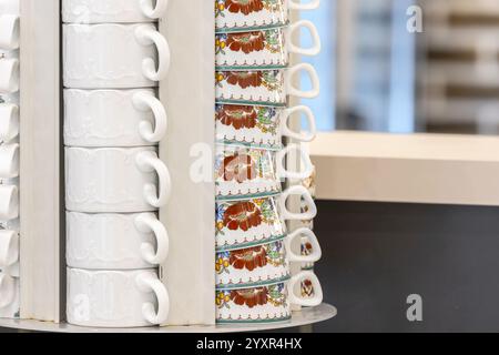 Primo piano del supporto verticale delle tazze da caffè bianche, concetto di colazione in hotel Foto Stock