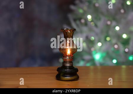 Una piccola lampada a olio si trova sul tavolo Foto Stock
