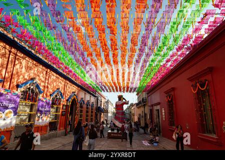 Il giorno della scultura morta e le tradizionali bandiere di carta perforata. Oaxaca, Messico Foto Stock