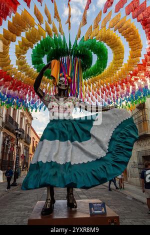 Il giorno della scultura morta e le tradizionali bandiere di carta perforata. Oaxaca, Messico Foto Stock